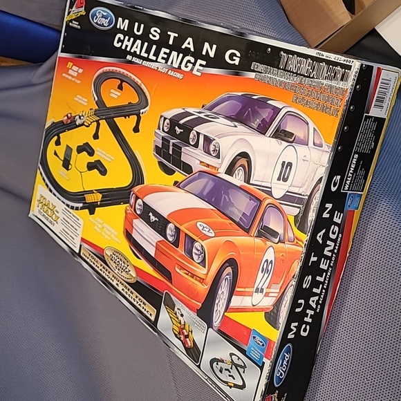 2006 Life Like Ford Mustang Challenge HO Scale Electric Slot Car Racing Set - Picture 11 of 13